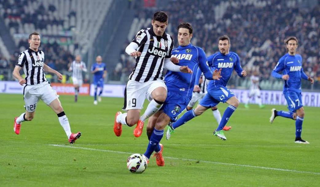 Alvaro Morata, stasera in ombra, contrastato dall&#39;ex bianconero Federico Peluso, che un anno fa aveva segnato proprio al Sassuolo nel 4-0 dello Stadium. Ansa